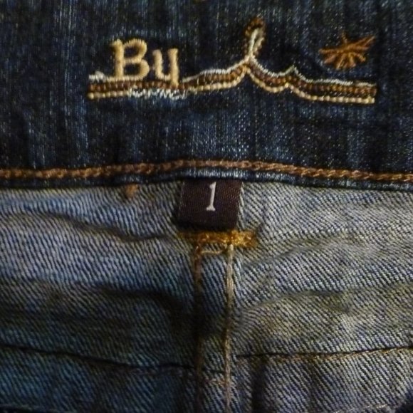 SEXY Pretty design Jean Mini Skirt with embroideries on the back pocket - Picture 3 of 5